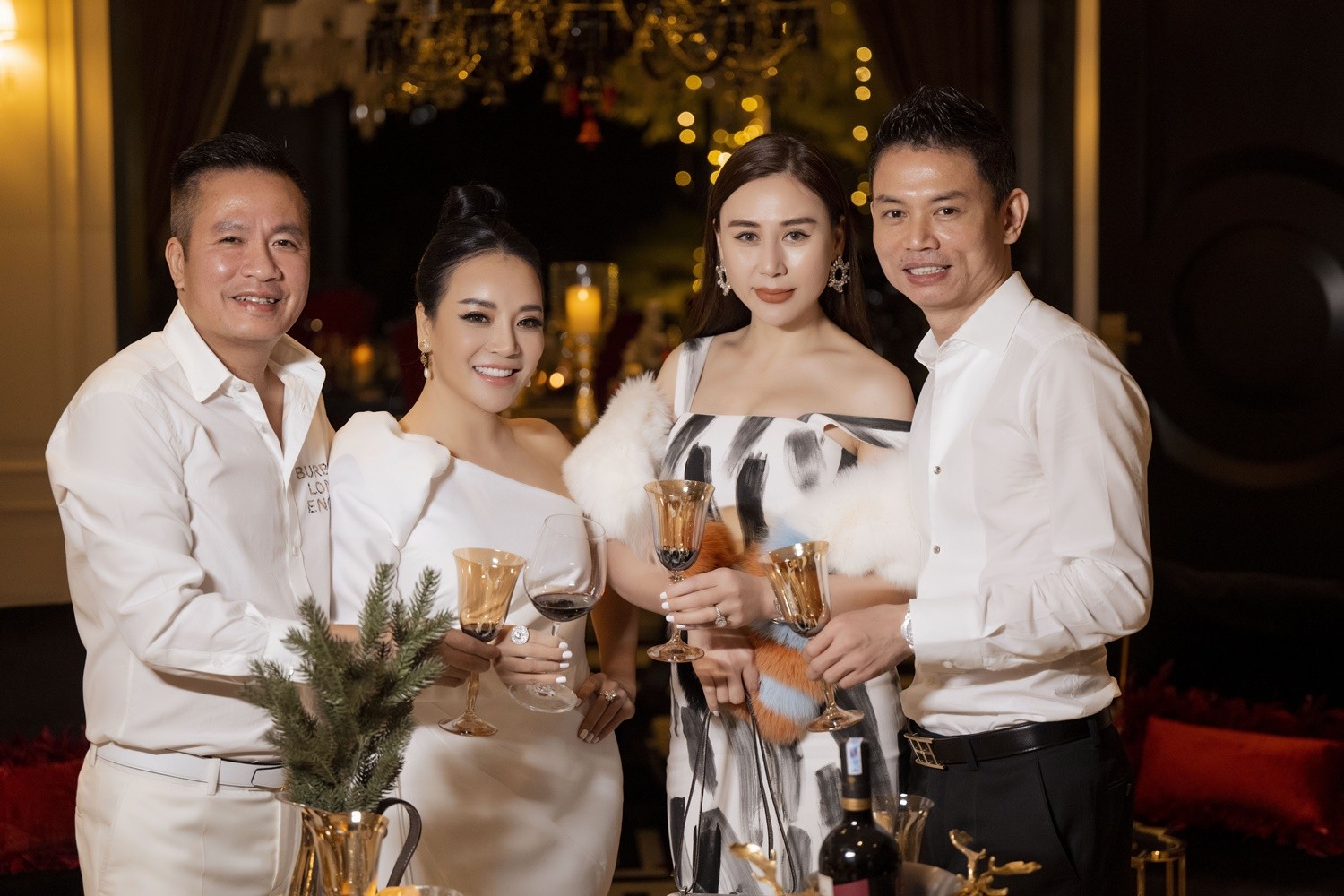 Kinh doanh - Vợ chồng Tuấn Hưng, Khắc Việt dự tiệc mừng Giáng sinh của doanh nhân Bích Nguyệt (Hình 9).