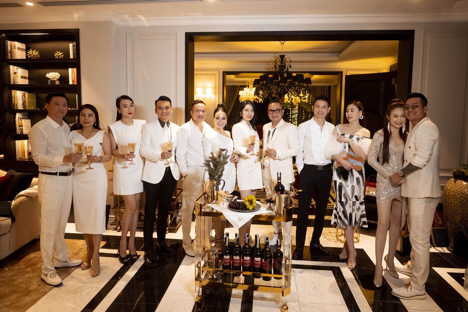 Kinh doanh - Vợ chồng Tuấn Hưng, Khắc Việt dự tiệc mừng Giáng sinh của doanh nhân Bích Nguyệt