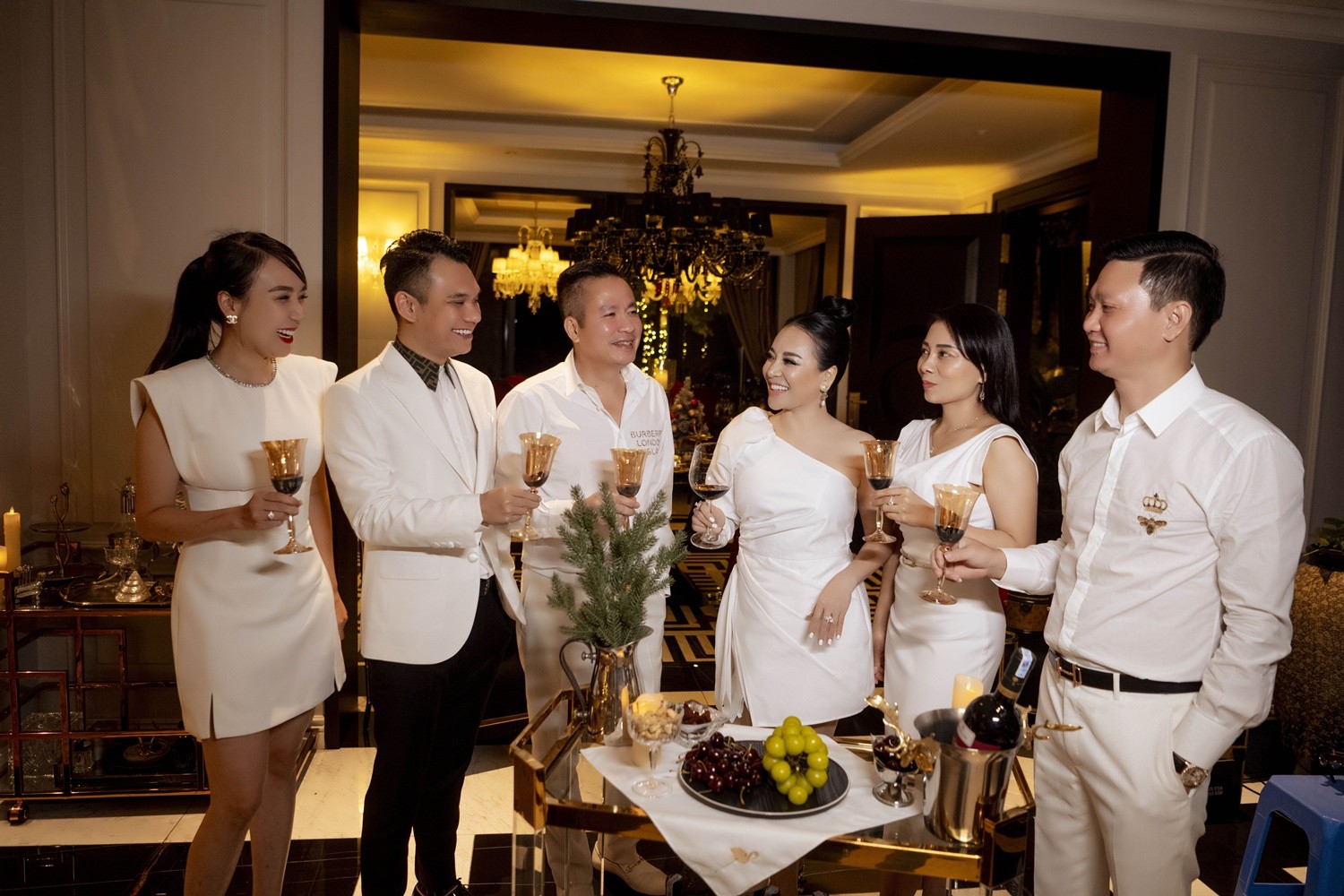 Kinh doanh - Vợ chồng Tuấn Hưng, Khắc Việt dự tiệc mừng Giáng sinh của doanh nhân Bích Nguyệt (Hình 5).