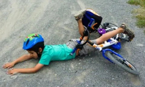 Mượn xe đạp đi chơi, bé trai ngã thủng tầng sinh môn, cảnh báo bố mẹ đừng cho con đi xe kiểu này
