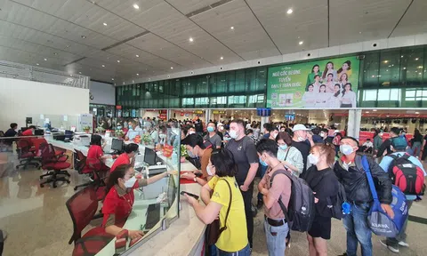Ảnh: Hàng nghìn người về quê đón Tết, sân bay Tân Sơn Nhất chật kín