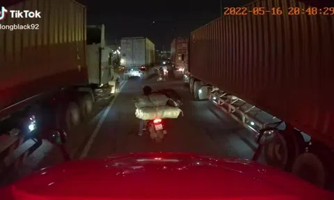 Video: Hành động đẹp của tài xế container khiến dân mạng rần rần "thả tim"